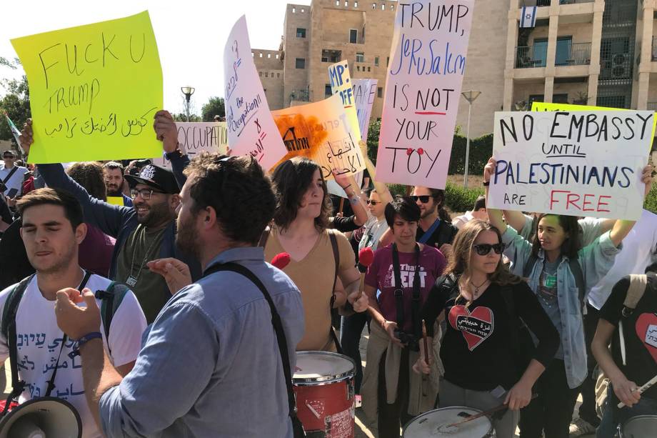 Israelenses e palestinos contra e a favor da abertura da embaixada americana em Jerusalém se manifestam, na Cidade Santa - 14/05/2018