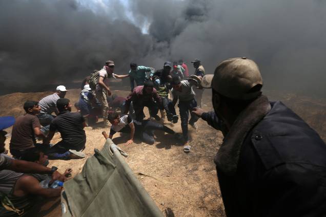 Manifestantes Palestinos evacuam área do protesto na Faixa de Gaza - 14/05/2018 Manifestantes Palestinos evacuam área do protesto na Faixa de Gaza - 14/05/2018