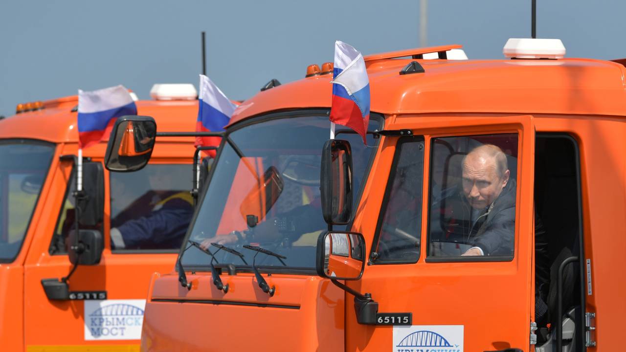 Vladimir Putin inaugura ponte na Crimeia