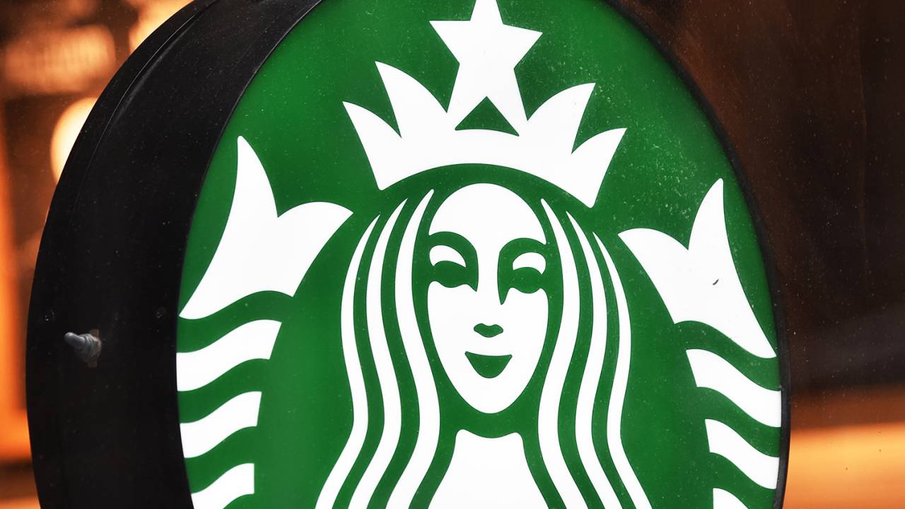 Logo da Starbucks, em filial na cidade de Nova York