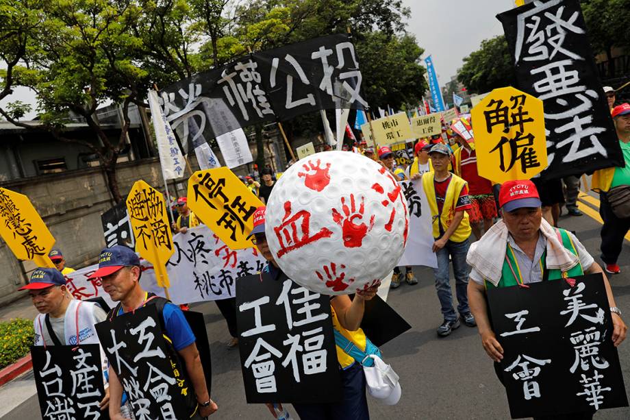 Pessoas protestam no Dia do Trabalho em Taipei, Taiwan - 01/05/2018