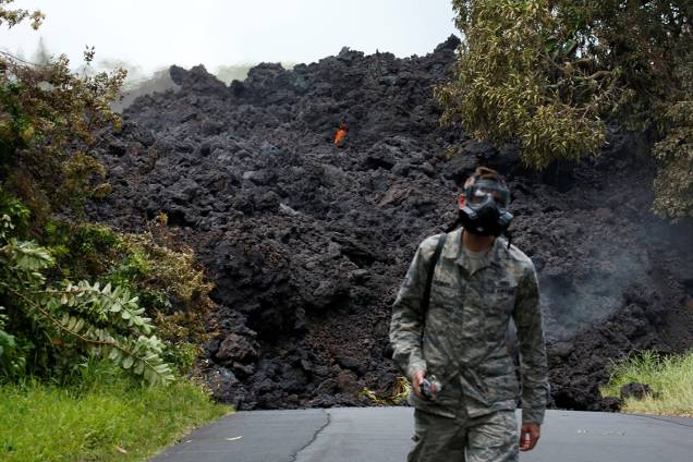 Soldado John Linzmeier da Guarda Nacional do Havaí se afasta de um aglomerado de lava que bloqueia a rodovia 137 em Pahoa - 20/05/2018 Soldado John Linzmeier da Guarda Nacional do Havaí se afasta de um aglomerado de lava que bloqueia a rodovia 137 em Pahoa - 20/05/2018