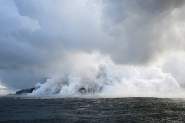 Fluxo de lava do vulcão Kilauea chega ao Oceano Pacífico no sudeste de Pahoa, Havaí - 20/05/2018 Fluxo de lava do vulcão Kilauea chega ao Oceano Pacífico no sudeste de Pahoa, Havaí - 20/05/2018