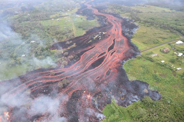 Vista aérea do fluxo de lava do vulcão Kilauea, Havaí - 19/05/2018 Vista aérea do fluxo de lava do vulcão Kilauea, Havaí - 19/05/2018