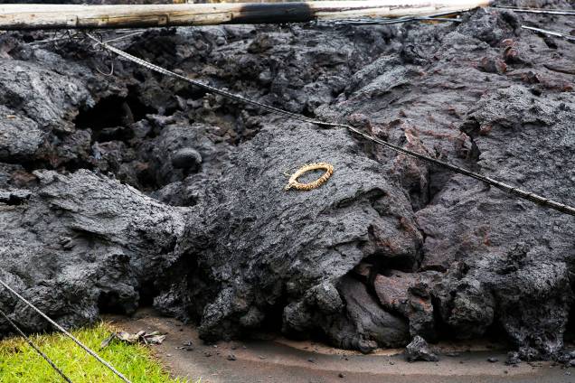Coroa de flores é colocada sobre lava do vulcão Kilauea, no Havaí - 08/05/2018 Coroa de flores é colocada sobre lava do vulcão Kilauea, no Havaí - 08/05/2018