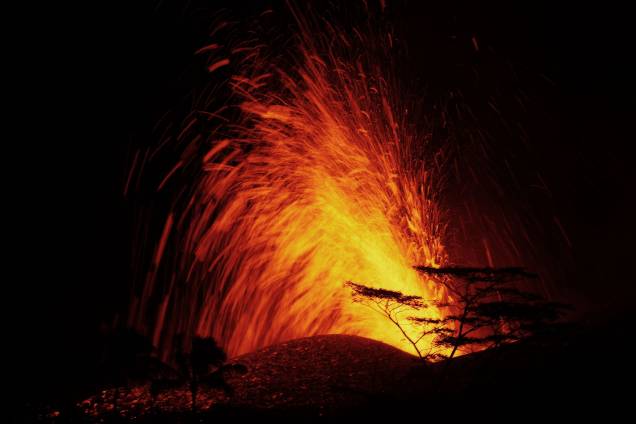 O Serviço Geológico dos EUA disse que o vulcão entrou em erupção explosivamente lançando uma nuvem a cerca de 30.000 pés no céu - 19/05/2018 O Serviço Geológico dos EUA disse que o vulcão entrou em erupção explosivamente lançando uma nuvem a cerca de 30.000 pés no céu - 19/05/2018