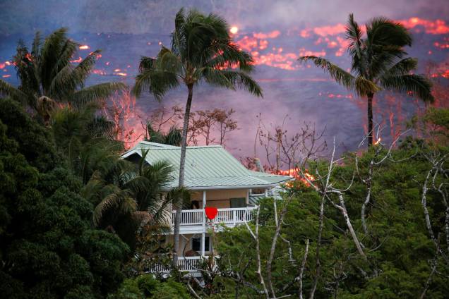 Lava flui perto de uma casa nos arredores de Pahoa durante as contínuas erupções do vulcão Kilauea, no Havaí - 19/05/2018 Lava flui perto de uma casa nos arredores de Pahoa durante as contínuas erupções do vulcão Kilauea, no Havaí - 19/05/2018