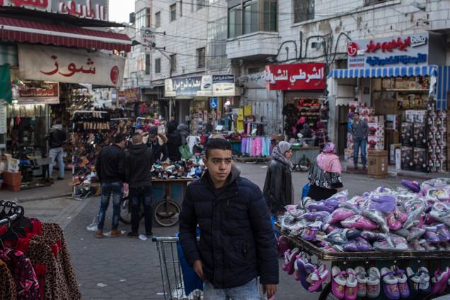 Rua comercial na cidade de Ramallah, próximo a Jerusalém - 17/01/2017 Rua comercial na cidade de Ramallah, próximo a Jerusalém - 17/01/2017