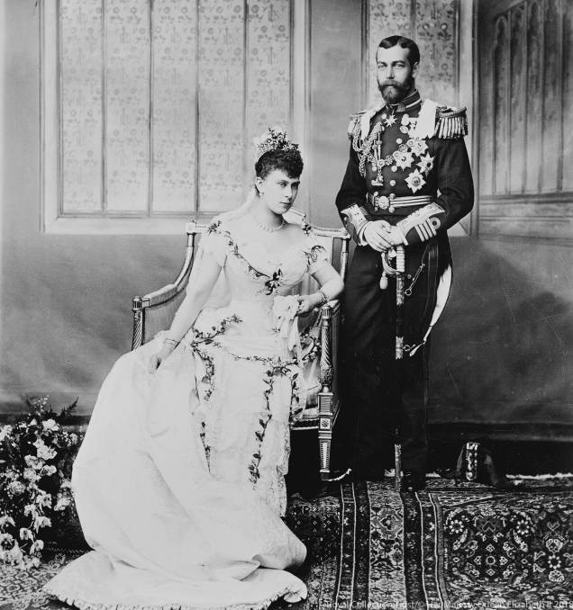Princesa Mary de Teck (depois Rainha Mary), noiva do futuro rei George V, em 1893 Princesa Mary de Teck (depois Rainha Mary), noiva do futuro rei George V, em 1893