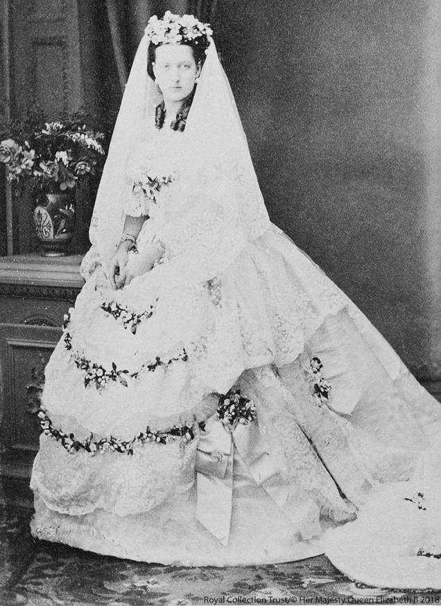 Vestido usado pela princesa Alexandra da Dinamarca em seu casamento com príncipe Albert, em 1863 Vestido usado pela princesa Alexandra da Dinamarca em seu casamento com príncipe Albert, em 1863