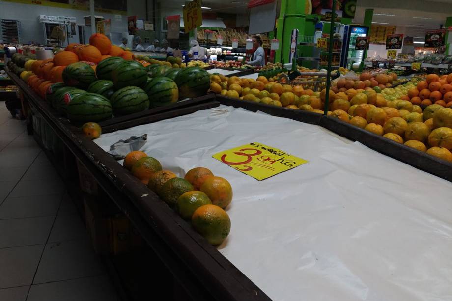 Supermercado em São Paulo apresenta prateleiras vazias com falta de produtos para reposição