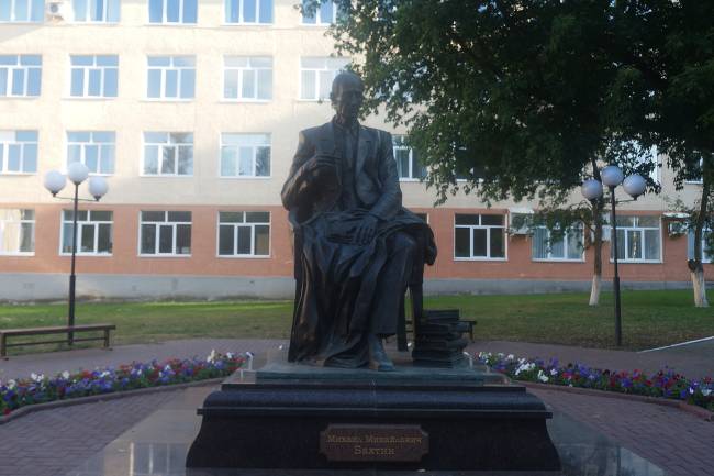 Monumento em homenagem a Mikhail Bakhtin nos arredores da Universidade Estatal da Mordóvia, em Saransk