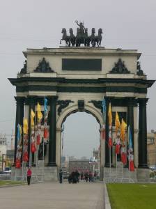 3. Arco do Triunfo russo, nas imediações da estação de metrô Parque da Vitória, em Moscou, celebrando a expulsão das tropas napoleônicas do país 3. Arco do Triunfo russo, nas imediações da estação de metrô Parque da Vitória, em Moscou, celebrando a expulsão das tropas napoleônicas do país