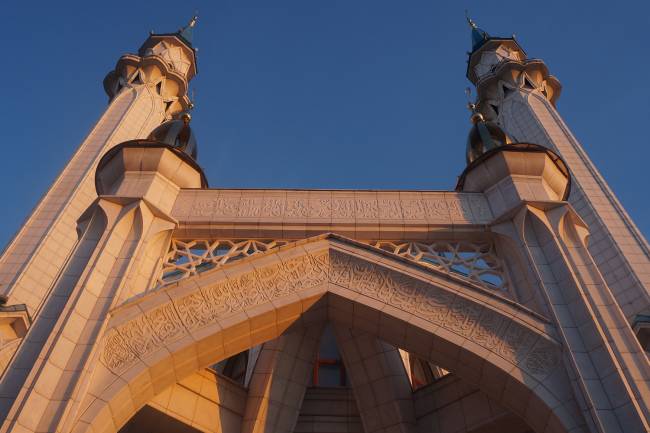 Trechos do Alcorão pelas paredes da mesquita situada no Kremlin de Kazan Trechos do Alcorão pelas paredes da mesquita situada no Kremlin de Kazan