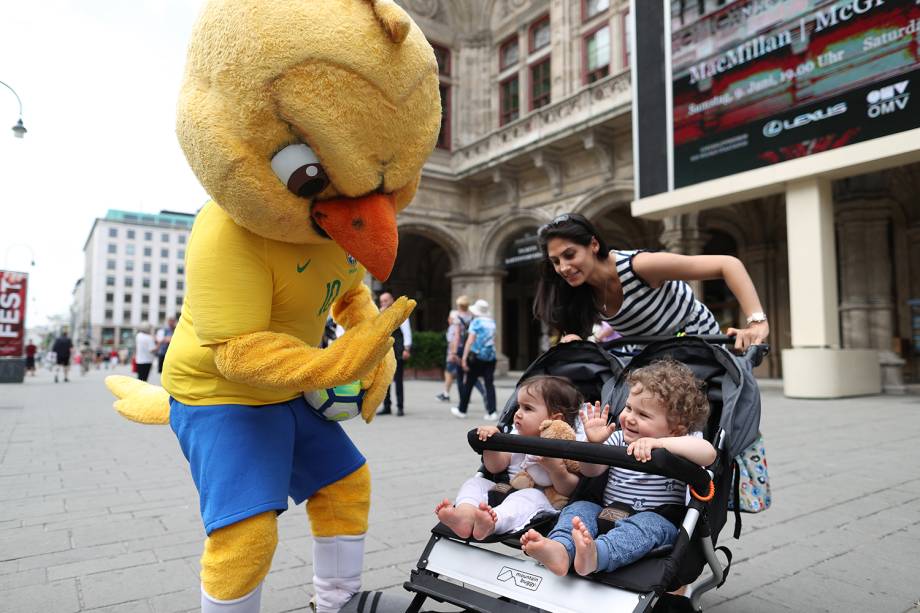 Canarinho pistola brinca com crianças durante visita à Viena - 09/06/2018