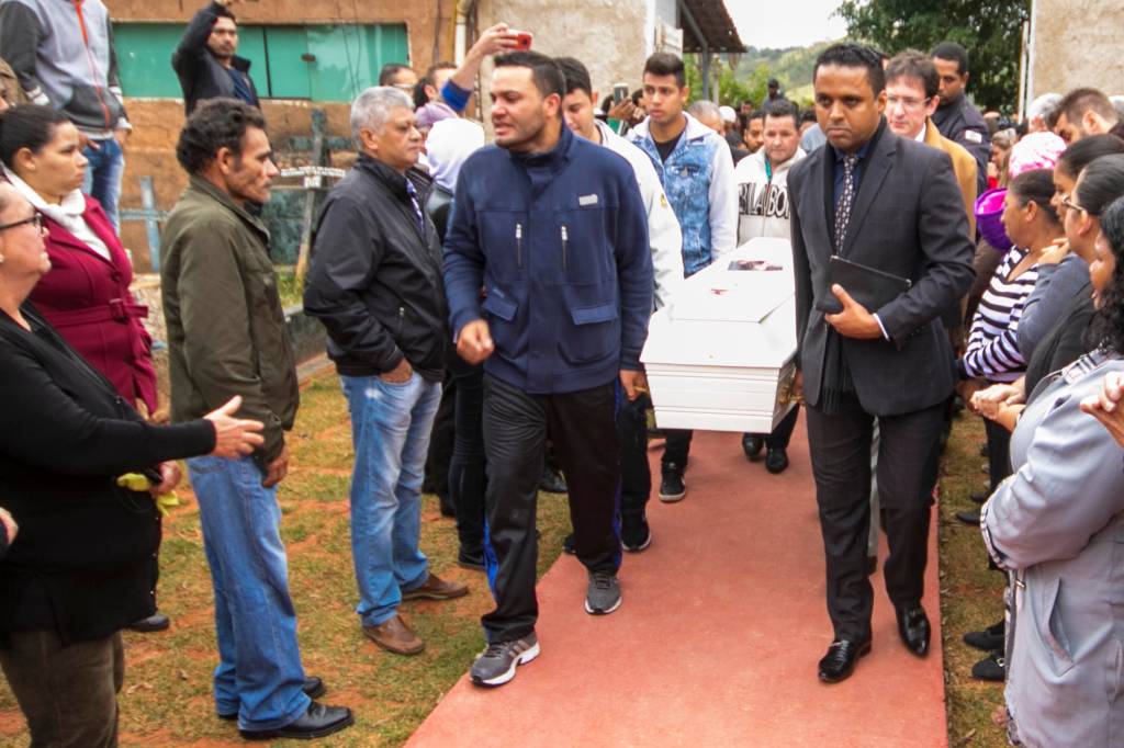 Enterro de Vitória Gabrielly Enterro do corpo da menina Vitória Gabrielly, de 12 anos, no Cemitério Municipal de Araçariguama, no interior de São Paulo (SP) - 17/06/2018