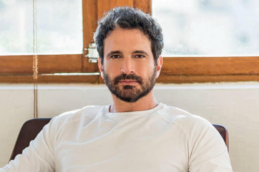 Caco Ciocler diz que é chamado de “vovô gostoso” após aparecer sem camisa