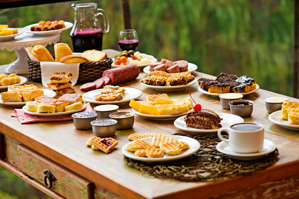A mesa com uma parte do banquete de produtos salgados e doces: R$ 75,00 por pessoa