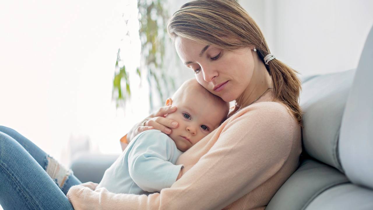 Mãe segura bebê no colo
