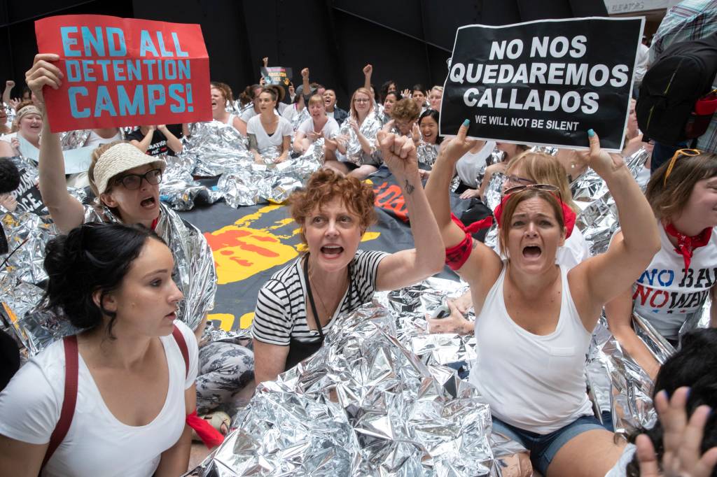 Susan Sarandon A atriz Susan Sarandon em protesto contra a abordagem do governo Trump às travessias ilegais de fronteira e separação de crianças de pais imigrantes, no edifício de escritórios Hart Senate no Capitólio em Washington - 28/06/2018