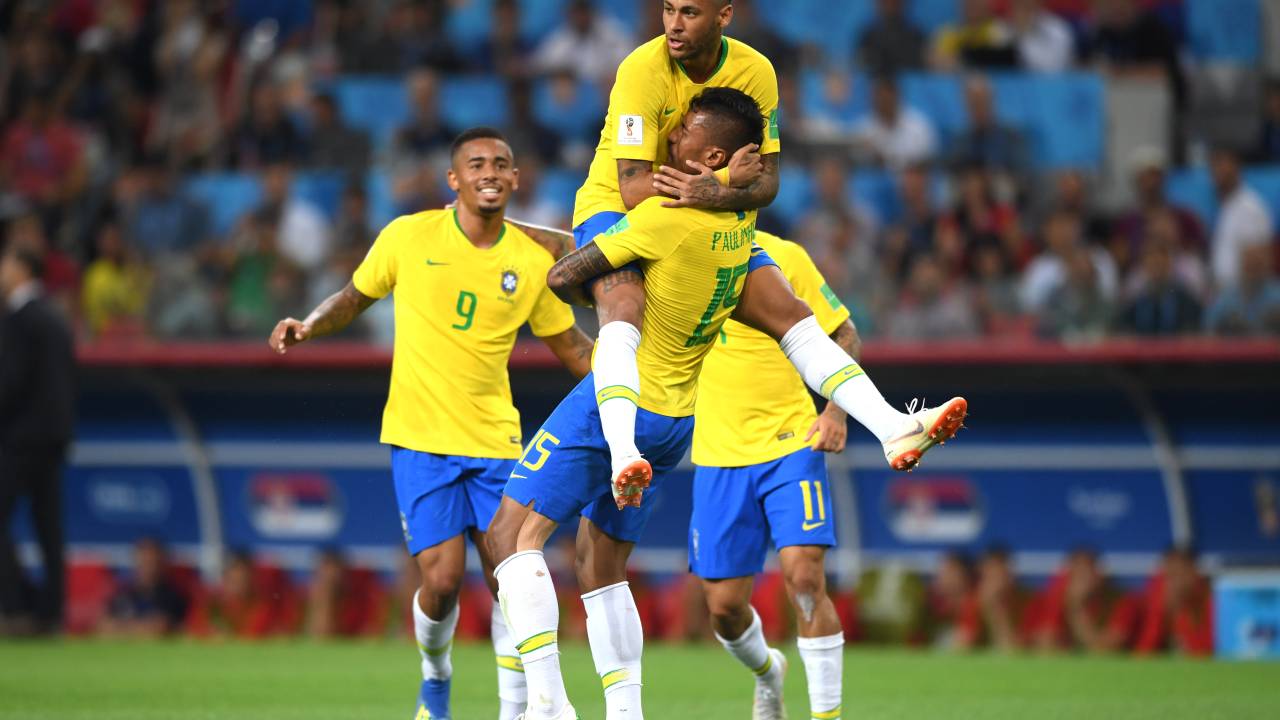 Neymar e Gabriel Jesus chegam para comemorar o gol feito por Paulinho contra a Sérvia, no estádio Spartak - 27/06/2018