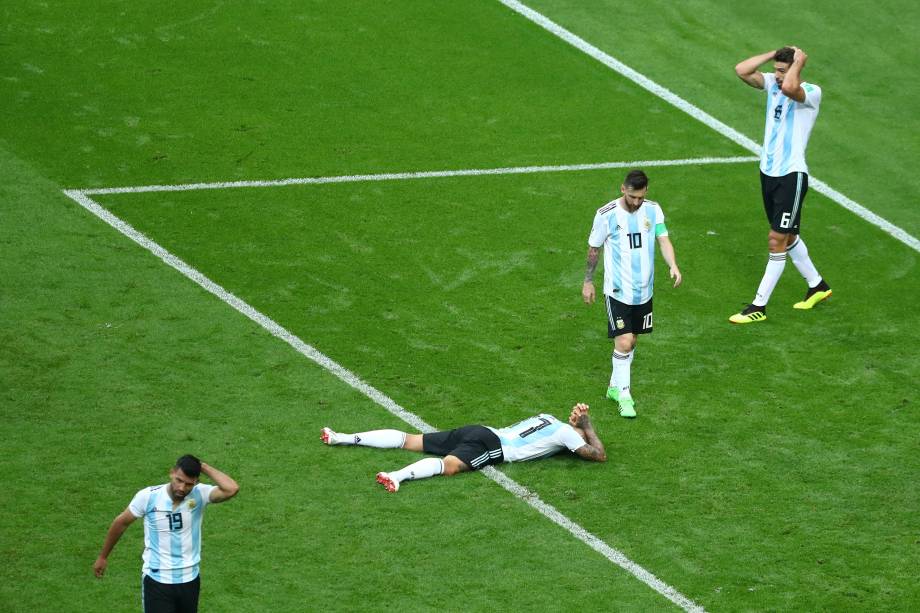 Jogadores argentinos reagem após o término da partida contra a França nas oitavas de final - 30/06/2018