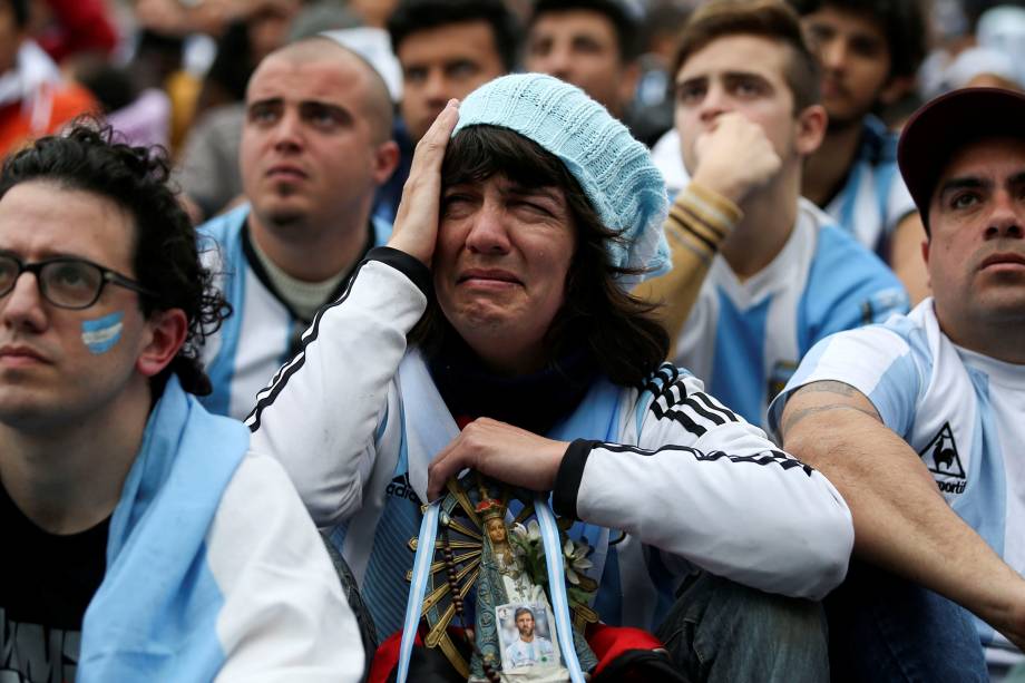 Reação de torcedores argentinos na Praça San Martin, em Buenos Aires, após a derrota e eliminação da seleção para a França - 30/06/2018