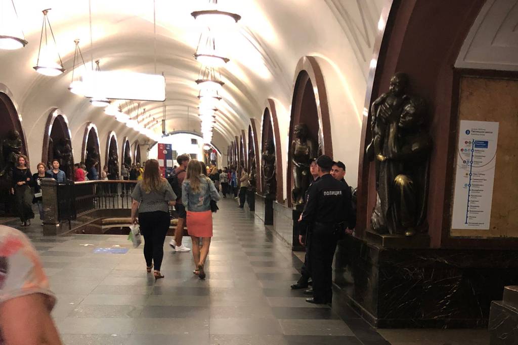 Metrô de Moscou: arte, segurança e escadas rolantes sem-fim