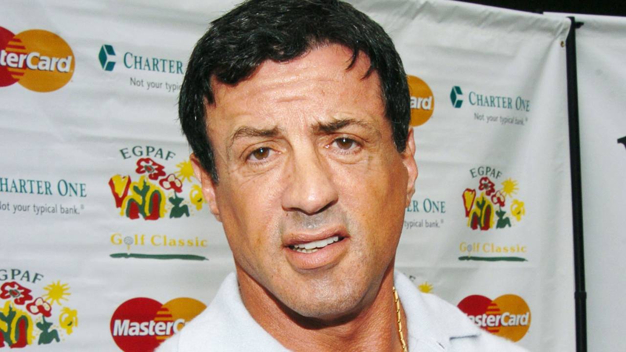 Sylvester Stallone posa para foto durante evento da ONG Elizabeth Glaser Pediatric AIDS Foundation
