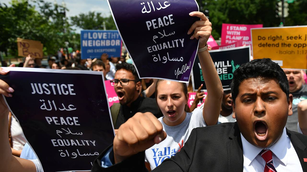 Manifestantes protestam na frente da Suprema Corte dos Estados Unidos, em Washington - 26/06/2018