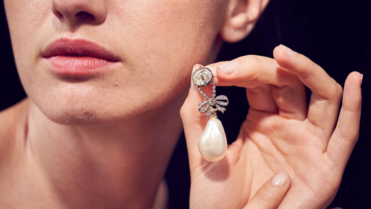 Modelo exibe pingente de diamante que pertenceu à Maria Antonieta, e está sendo leiloada pela casa de leilões Sotheby's - 12/06/2018
