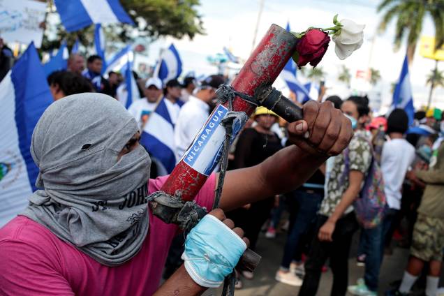 Manifestante posa com morteiro durante protesto contra o presidente da Nicarágua Daniel Ortega em Manágua - 30/05/2018 Manifestante posa com morteiro durante protesto contra o presidente da Nicarágua Daniel Ortega em Manágua - 30/05/2018