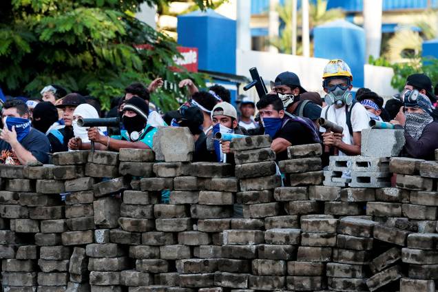 Manifestantes ficam atrás de barricada durante protesto contra o presidente da Nicarágua Daniel Ortega em Manágua - 30/05/2018 Manifestantes ficam atrás de barricada durante protesto contra o presidente da Nicarágua Daniel Ortega em Manágua - 30/05/2018