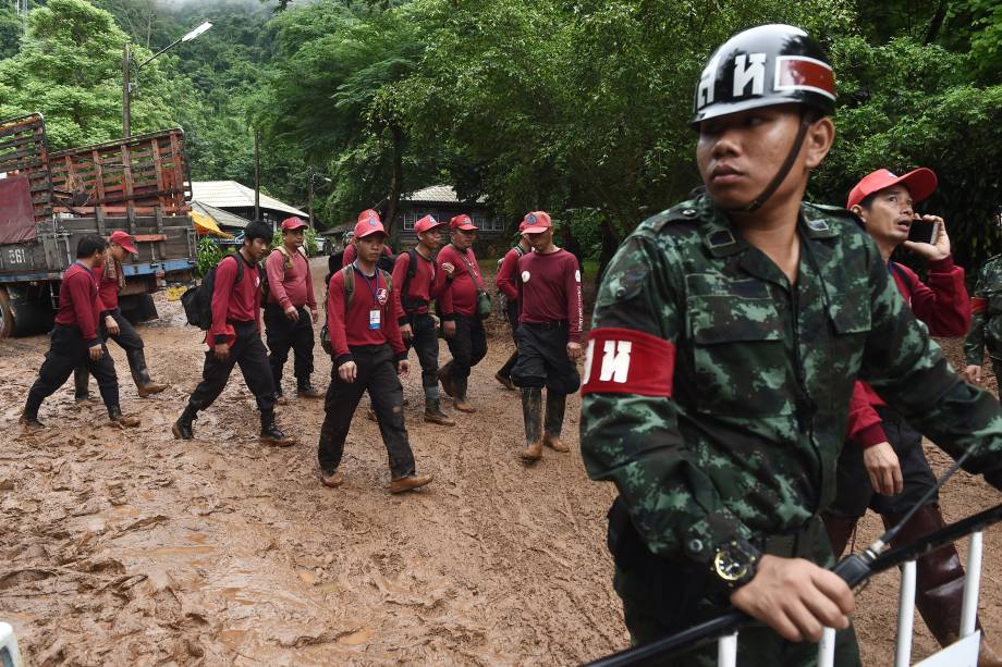 Equipes de resgate trabalham na busca de um time de futebol infantil e seu treinador na caverna de Tham Luang, na província de Chiang Rai, Tailândia - 29/06/2018