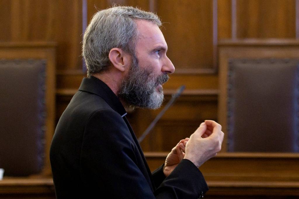 Vaticano prende sacerdote que tinha blog com fotos de menores