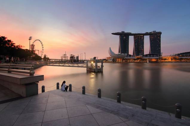 Pôr do sol na Baía dos barcos em Singapura Pôr do sol na Baía dos barcos em Singapura