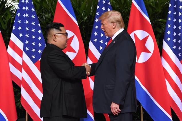 O líder da Coreia do Norte, Kim Jong-un, cumprimenta o presidente dos Estados Unidos, Donald Trump, no início da histórica cúpula, no Hotel Capella, na ilha de Sentosa, em Singapura O líder da Coreia do Norte, Kim Jong-un, cumprimenta o presidente dos Estados Unidos, Donald Trump, no início da histórica cúpula, no Hotel Capella, na ilha de Sentosa, em Singapura
