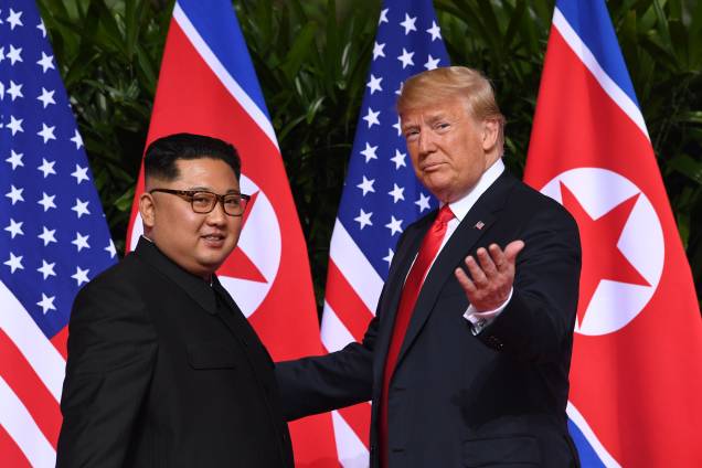 O ditador da Coreia do Norte, Kim Jong-un, cumprimenta o presidente dos Estados Unidos, Donald Trump, no início da histórica cúpula, no Hotel Capella, na ilha de Sentosa, em Singapura O ditador da Coreia do Norte, Kim Jong-un, cumprimenta o presidente dos Estados Unidos, Donald Trump, no início da histórica cúpula, no Hotel Capella, na ilha de Sentosa, em Singapura