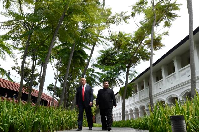 O presidente dos Estados Unidos, Donald Trump, e o ditador norte-coreano, Kim Jong-un, caminham depois do almoço no Hotel Capella, na ilha de Sentosa, em Singapura O presidente dos Estados Unidos, Donald Trump, e o ditador norte-coreano, Kim Jong-un, caminham depois do almoço no Hotel Capella, na ilha de Sentosa, em Singapura