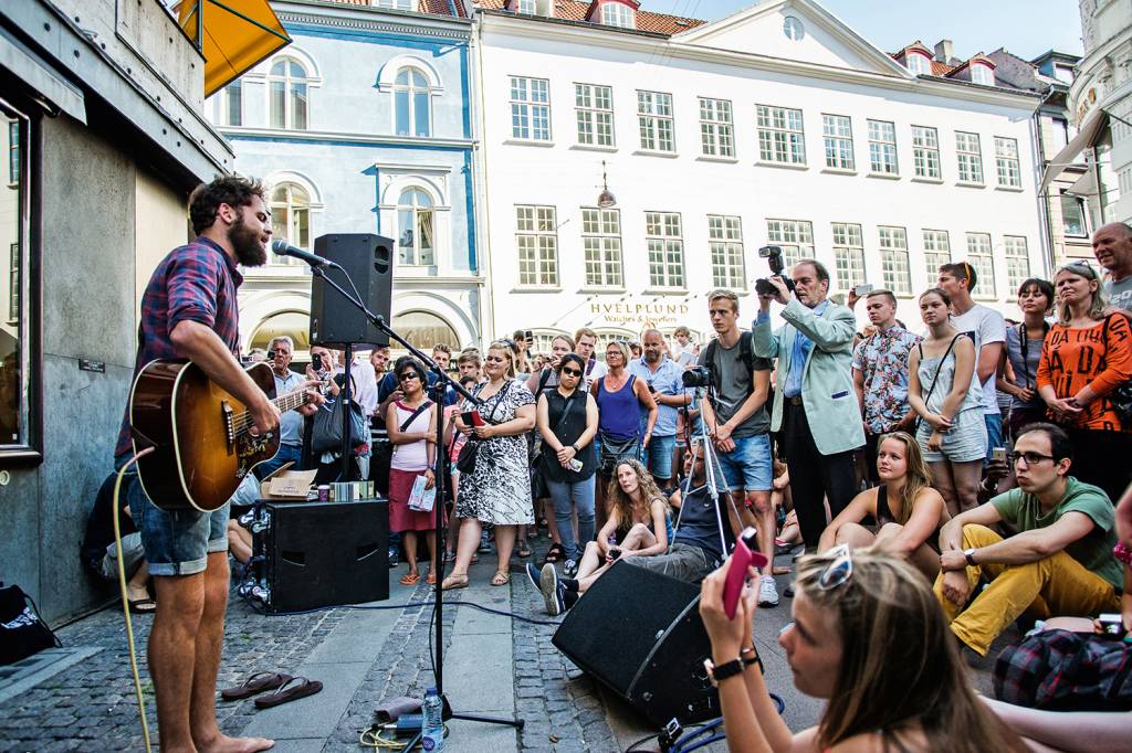 Quatro estrelas que começaram cantando na rua
