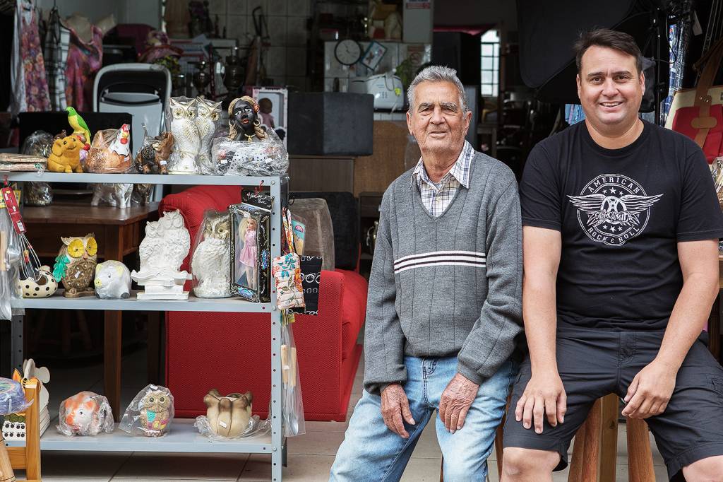 Os Eleitores – Tuiuti Os comerciantes Benedicto Gimenez e Benilson Gimenez, pai e filho, na frente de sua loja de Tuiuti (SP) - 08/06/2018