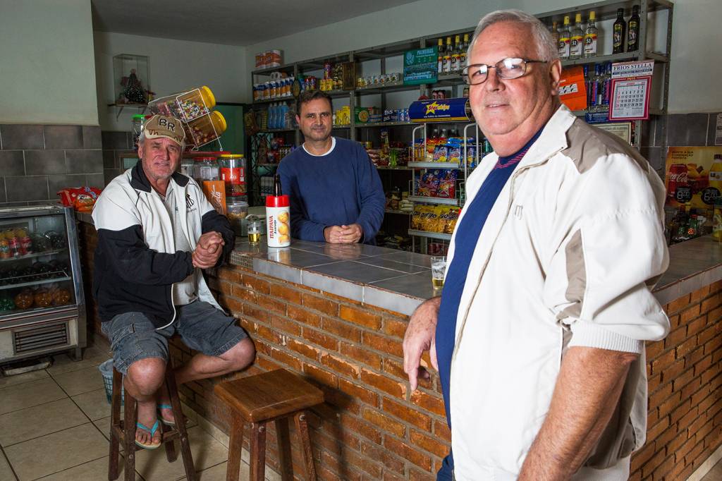 Os Eleitores – Tuiuti Sebastião Rodrigues Pasqual, Paulo Pavan e Carlos Alberto Litaldi conversam em bar na cidade de Tuiuti (SP) - 08/06/2018