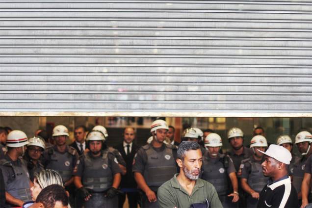 Policiais Militares impedem a entrada do MTST no Center 3, na Avenida Paulista, durante uma ocupação da sede da Caixa, em uma reivindicação por moradia digna - 06/07/2018 Policiais Militares impedem a entrada do MTST no Center 3, na Avenida Paulista, durante uma ocupação da sede da Caixa, em uma reivindicação por moradia digna - 06/07/2018