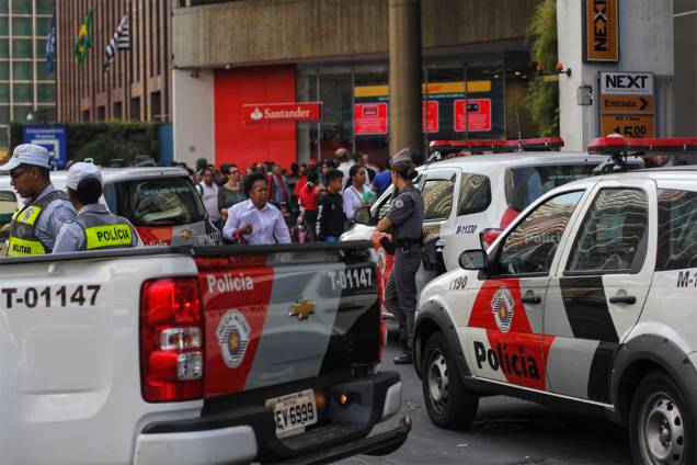 Policiais Militares cercam o <span>Shopping Center 3</span> durante a ocupação por parte do MTST, na sede da Caixa na Avenida Paulista - 06/07/2018 Policiais Militares cercam o <span>Shopping Center 3</span> durante a ocupação por parte do MTST, na sede da Caixa na Avenida Paulista - 06/07/2018