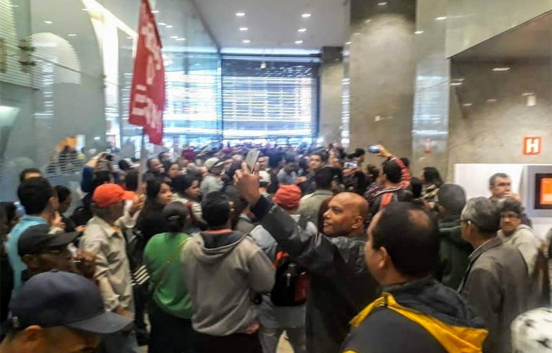 MTST ocupa sede da Caixa na Avenida Paulista