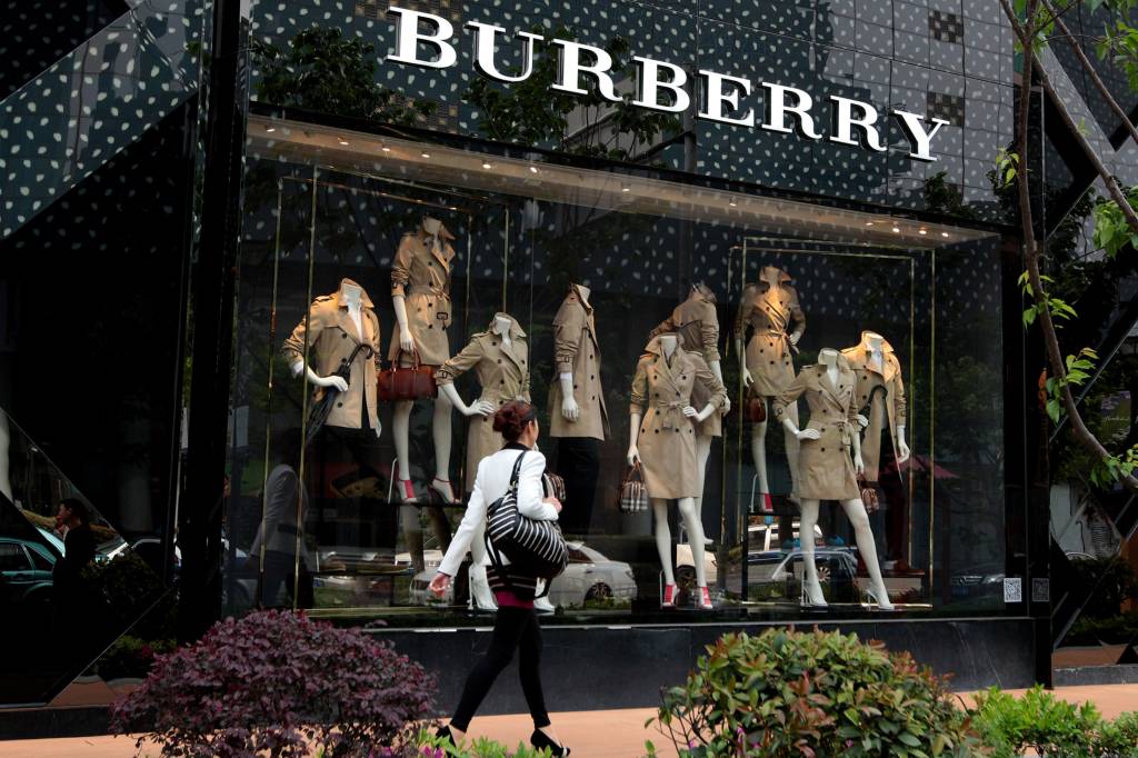 Liquidação no luxo: Burberry anuncia demissões e redução de preços 
