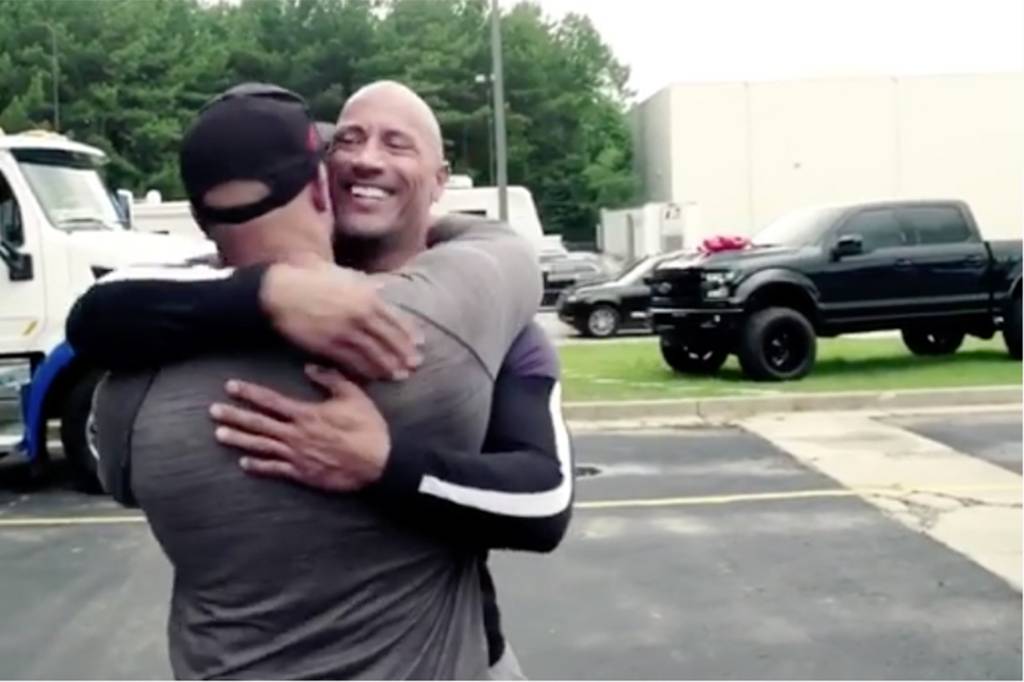 Dublê de Dwayne Johnson há 17 anos ganha carrão de surpresa do ator