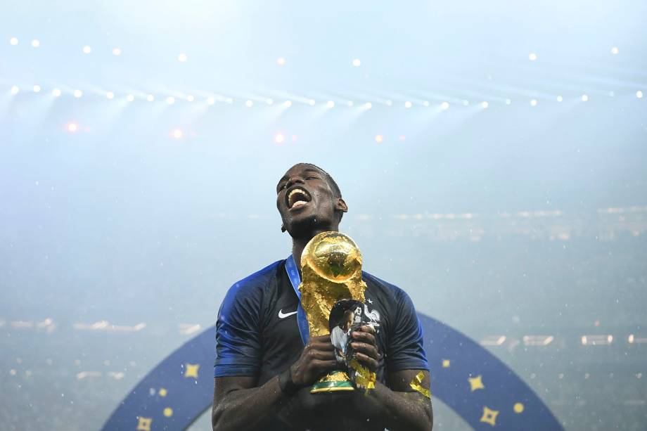 O francês Pogba comemora o título mundial, enquanto segura a taça da FIFA, após vencer a Croácia no estádio Luzhniki - 15/07/2018