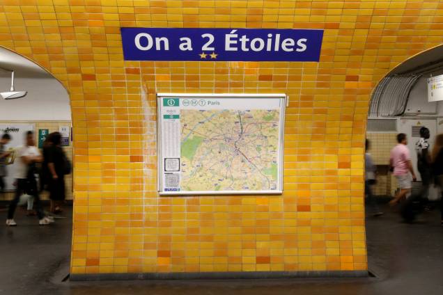 Estação "Charles de Gaulle - Etoile" em Paris renomeada para a frase em francês "Nós temos duas estrelas" após conquista do bicampeonato mundial na Rússia - 16/07/2018 Estação "Charles de Gaulle - Etoile" em Paris renomeada para a frase em francês "Nós temos duas estrelas" após conquista do bicampeonato mundial na Rússia - 16/07/2018