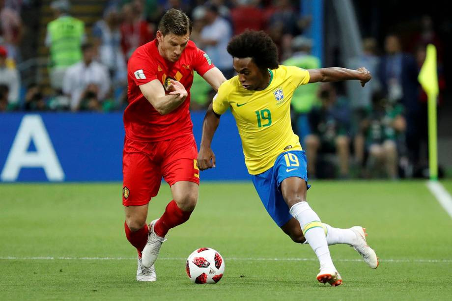 Willian disputa uma bola com o belga, Jan Vertonghen - 06/07/2018